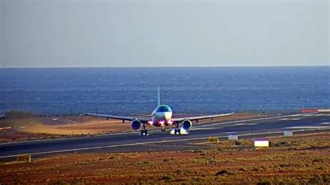 webcam lanzarote|LIVE WEBCAM from LANZAROTE AIRPORT (Canary Islands,。